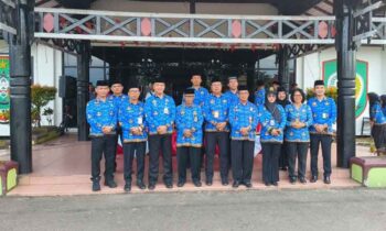 Plt Kepala Dinas Koperasi, Usaha Kecil, Menengah, Perdagangan, dan Perindustrian Kotim, Johny Tangkere (depan tengah)