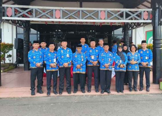 Plt Kepala Dinas Koperasi, Usaha Kecil, Menengah, Perdagangan, dan Perindustrian Kotim, Johny Tangkere (depan tengah)