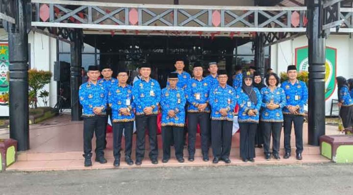 Plt Kepala Dinas Koperasi, Usaha Kecil, Menengah, Perdagangan, dan Perindustrian Kotim, Johny Tangkere (depan tengah)