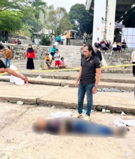 Polisi melakukan olah TKP sebelum jasad korban dievakuasi ke Rumah Sakit Bhayangkara.