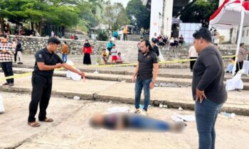Polisi melakukan olah TKP sebelum jasad korban dievakuasi ke Rumah Sakit Bhayangkara.