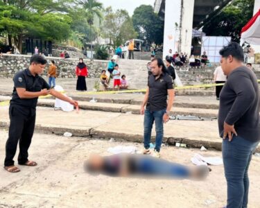 Polisi melakukan olah TKP sebelum jasad korban dievakuasi ke Rumah Sakit Bhayangkara.