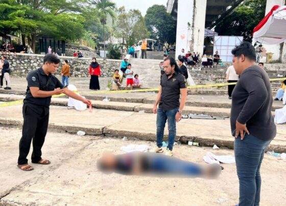Polisi melakukan olah TKP sebelum jasad korban dievakuasi ke Rumah Sakit Bhayangkara.