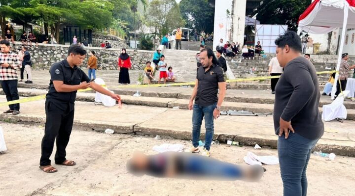 Polisi melakukan olah TKP sebelum jasad korban dievakuasi ke Rumah Sakit Bhayangkara.