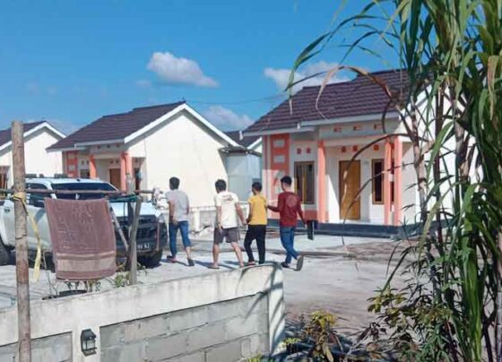 Polisi membawa terduga pelaku pencurian dan pemberatan (kaus kuning) ke mobil.