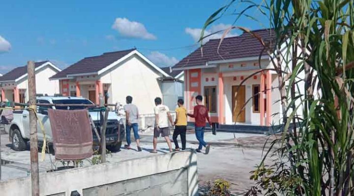 Polisi membawa terduga pelaku pencurian dan pemberatan (kaus kuning) ke mobil.