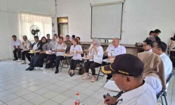 Rapat koordinasi terkait gejolak pedagang pasar resmi dan pedagang kaki lima di pinggiran jalan tanpa izin di Disperindag Kotim, Rabu, 28 Mei 2025