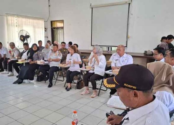 Rapat koordinasi terkait gejolak pedagang pasar resmi dan pedagang kaki lima di pinggiran jalan tanpa izin di Disperindag Kotim, Rabu, 28 Mei 2025
