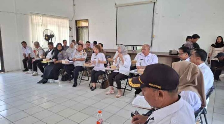 Rapat koordinasi terkait gejolak pedagang pasar resmi dan pedagang kaki lima di pinggiran jalan tanpa izin di Disperindag Kotim, Rabu, 28 Mei 2025