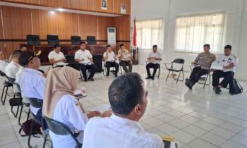Rapat koordinasi terkait gejolak pedagang pasar resmi dan pedagang kaki lima di pinggiran jalan tanpa izin di Disperindag Kotim, Rabu, 28 Mei 2025.