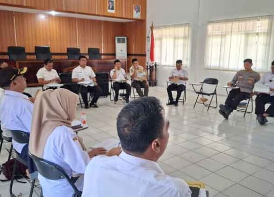 Rapat koordinasi terkait gejolak pedagang pasar resmi dan pedagang kaki lima di pinggiran jalan tanpa izin di Disperindag Kotim, Rabu, 28 Mei 2025.