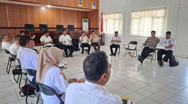 Rapat koordinasi terkait gejolak pedagang pasar resmi dan pedagang kaki lima di pinggiran jalan tanpa izin di Disperindag Kotim, Rabu, 28 Mei 2025.