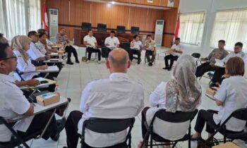 Rapat koordinasi terkait gejolak pedagang pasar resmi dan pedagang kaki lima di pinggiran jalan tanpa izin di Disperindag Kotim, Rabu, 28 Mei 2025
