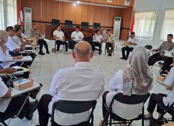 Rapat koordinasi terkait gejolak pedagang pasar resmi dan pedagang kaki lima di pinggiran jalan tanpa izin di Disperindag Kotim, Rabu, 28 Mei 2025