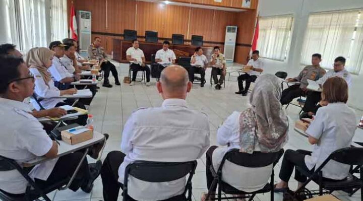 Rapat koordinasi terkait gejolak pedagang pasar resmi dan pedagang kaki lima di pinggiran jalan tanpa izin di Disperindag Kotim, Rabu, 28 Mei 2025