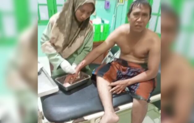 Samsul Anwar saat mendapatkan perawatan medos di Puskesmas Bagendang
