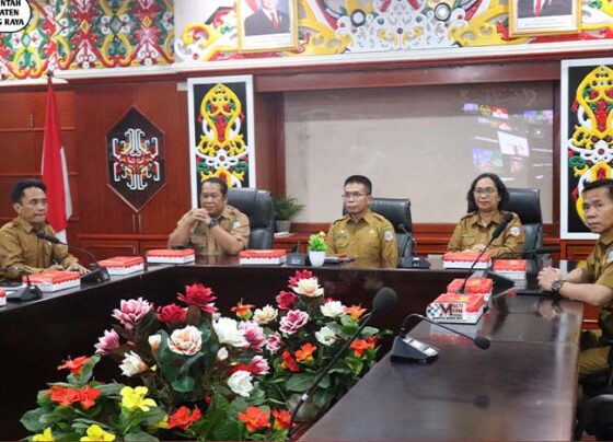 Sekretaris Daerah Murung Raya (Mura), Hermon mengikuti Entry Meeting dengan Tim Badan Pemeriksa Keuangan Republik Indonesia (BPK RI) melalui virtual zoom meeting dalam rangka pemeriksaan LKPD.