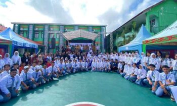 Seluruh peserta FLS3N berfoto bersama .