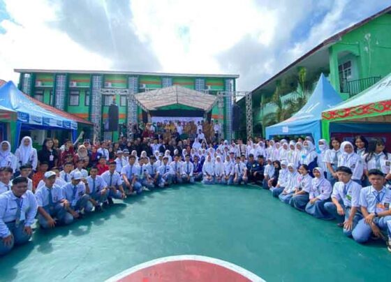 Seluruh peserta FLS3N berfoto bersama .