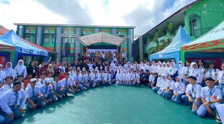 Seluruh peserta FLS3N berfoto bersama .