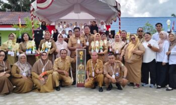 Siswa siswi SDMI Terbaik di O2SN dan FLS2N 2025 Tingkat Kecamatan Baamang mendapatkan trofi penghargaan, Selasa, 20 Mei 2025