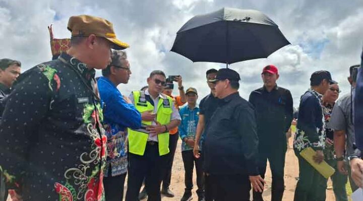 Suasana pengecekan lahan perluasan Bandara H Asan Sampit.