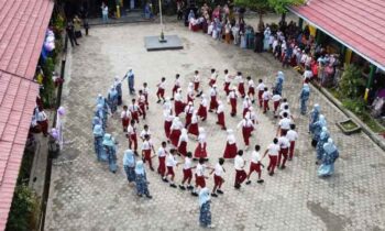 Suasana sederhana tapi penuh makna dari perpisahan siswa siswi SDN 2 Ketapang Sampit, Senin, 26 Mei 2025