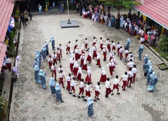 Suasana sederhana tapi penuh makna dari perpisahan siswa siswi SDN 2 Ketapang Sampit, Senin, 26 Mei 2025