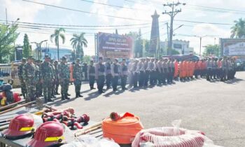 Terik matahari pada saat upacara gelar personel dan sarpras dalam rangka kesiapsiagaan karhutla 2025, Jumat, 16 Mei 2025.
