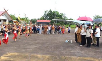 Tiba di Puruk Cahu, Bupati Wabup Murung Raya Disambut Meriah di Bandara Dirung