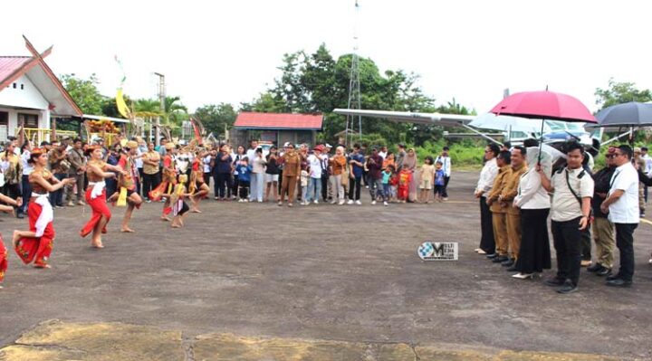 Tiba di Puruk Cahu, Bupati Wabup Murung Raya Disambut Meriah di Bandara Dirung
