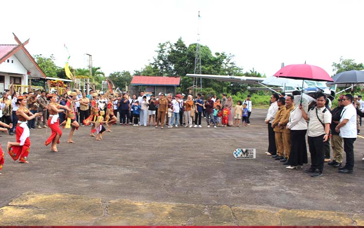 Tiba di Puruk Cahu, Bupati-Wabup Murung Raya Disambut Meriah di Bandara Dirung