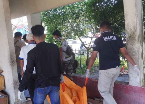 Tim Inafis Polresta Palangka Raya melakukan evakuasi korban ke Rumah Sakit terdekat.