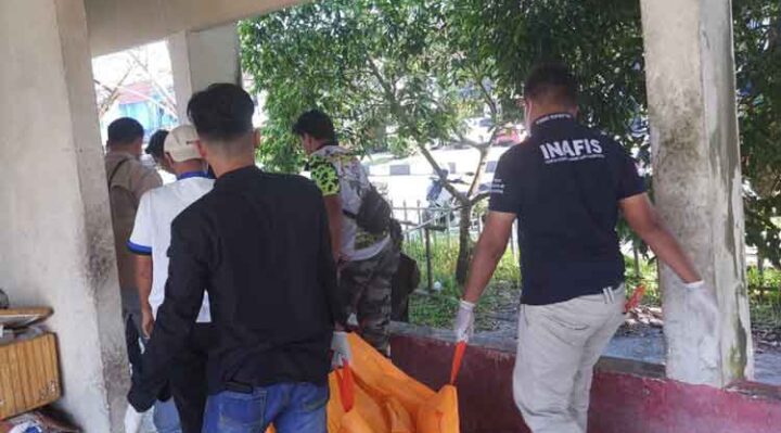 Tim Inafis Polresta Palangka Raya melakukan evakuasi korban ke Rumah Sakit terdekat.