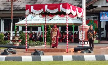 Wabup Kotim Irawati memimpin Upacara Peringatan HUT ke 68 Kalteng di halaman kantor Bupati Kotim, Jumat, 23 Mei 2025