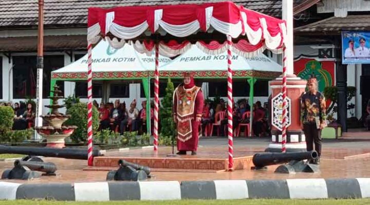 Wabup Kotim Irawati memimpin Upacara Peringatan HUT ke 68 Kalteng di halaman kantor Bupati Kotim, Jumat, 23 Mei 2025