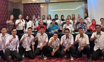 Wabup Murung Raya Rahmanto Muhidin bersama peserta pelatihan pengelolaan limbah Fasyankes di salah satu hotel di Palangka Raya, Jumat, 16 Mei 2025.