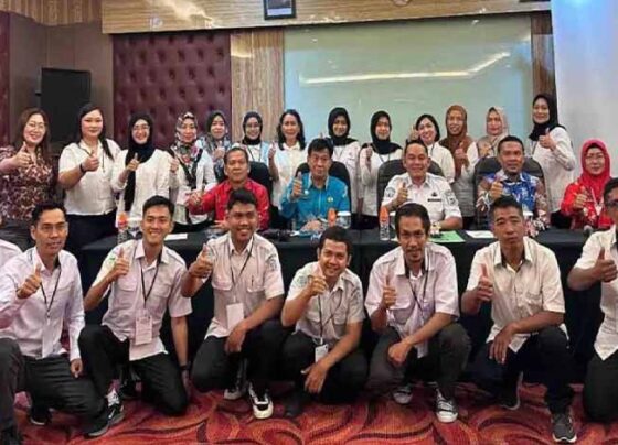 Wabup Murung Raya Rahmanto Muhidin bersama peserta pelatihan pengelolaan limbah Fasyankes di salah satu hotel di Palangka Raya, Jumat, 16 Mei 2025.