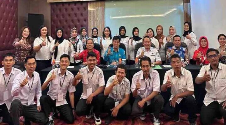 Wabup Murung Raya Rahmanto Muhidin bersama peserta pelatihan pengelolaan limbah Fasyankes di salah satu hotel di Palangka Raya, Jumat, 16 Mei 2025.