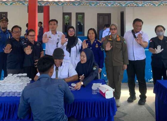 Wakil Bupati Kotim Irawat saat meninjau tes urine personel Disdamkarmat Kotim.