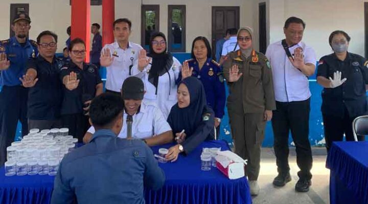 Wakil Bupati Kotim Irawat saat meninjau tes urine personel Disdamkarmat Kotim.