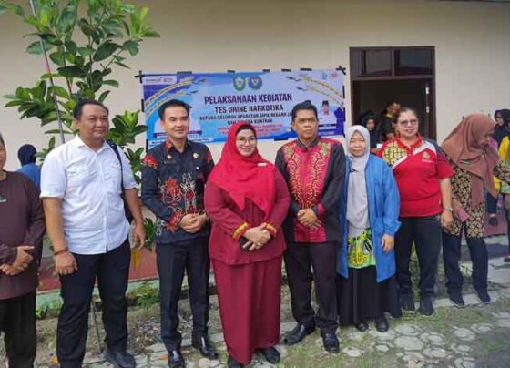 Wakil Bupati Kotim, Irawati berfoto bersama usai meninjau tes urine di Kesbangpol Kotim, Jumat, 23 Mei 2025.