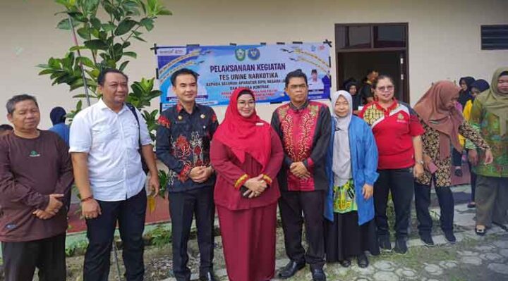 Wakil Bupati Kotim, Irawati berfoto bersama usai meninjau tes urine di Kesbangpol Kotim, Jumat, 23 Mei 2025.