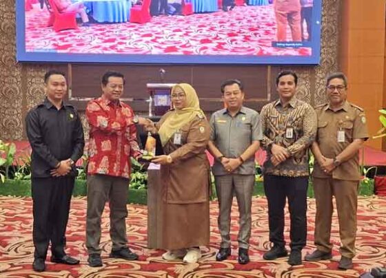 Wakil Bupati Kotim Irawati dalam sebuah kesempatan penerimaan dari pajak dan retribusi daerah belum lama ini.