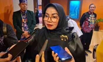 Wakil Bupati Kotim Irawati saat diwawancarai.