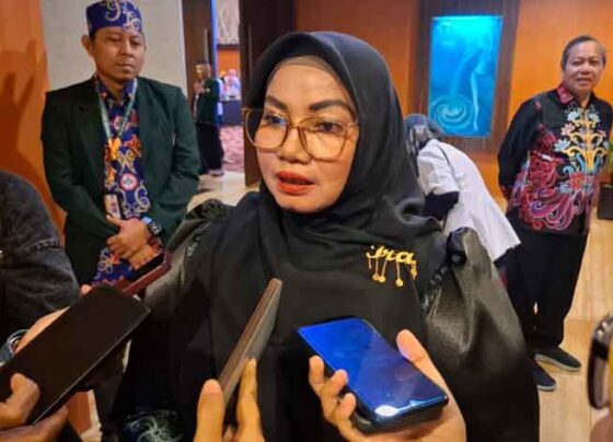 Wakil Bupati Kotim Irawati saat diwawancarai.