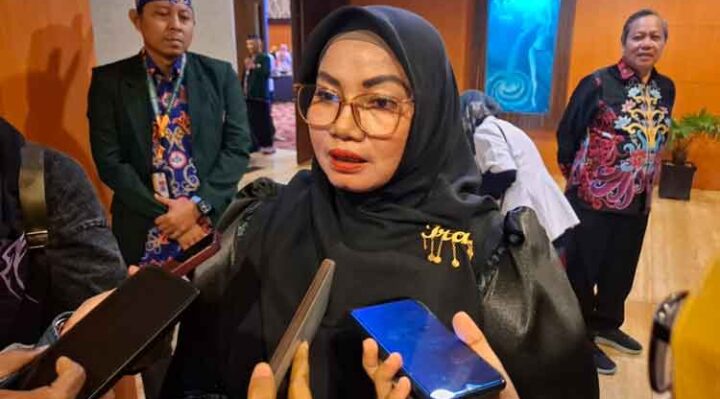 Wakil Bupati Kotim Irawati saat diwawancarai.