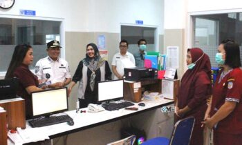 Wakil Bupati Mura Rahmanto Muhidin bersama istri Dina Maulidah kunjungan kerja ke RSUD Puruk Cahu, Rabu, 9 Arpil 2025.