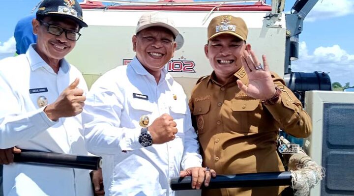 Wakil Bupati Murung Raya (Mura), Rahmanto Muhidin menghadiri kegiatan panen raya padi Nasional yang dilaksanakan di Desa Pantik, Kecamatan Pandih Batu, Kabupaten Pulang Pisau, Senin, 7 April 2025.