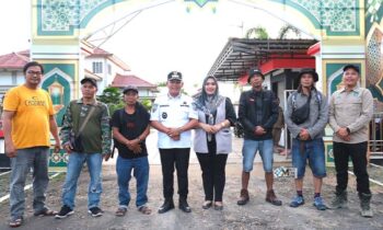 Wakil Bupati Murung Raya Rahmanto Muhidin bersama Istri Dina Maulidah menyambut kedatangan empat warga dari Desa Muara Laung yang melakukan aksi jalan kaki menuju Kota Puruk Cahu.